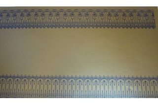 Tapete mit goldenem Untergrund und blaues Motiv