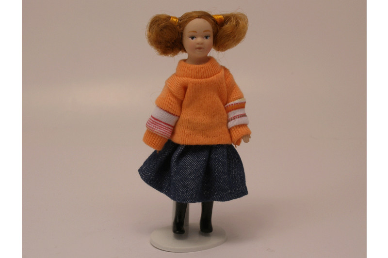 Mädchen Girl mit Zöpfen im karierter Rock Puppe für Puppenhaus Miniatur 1:12 