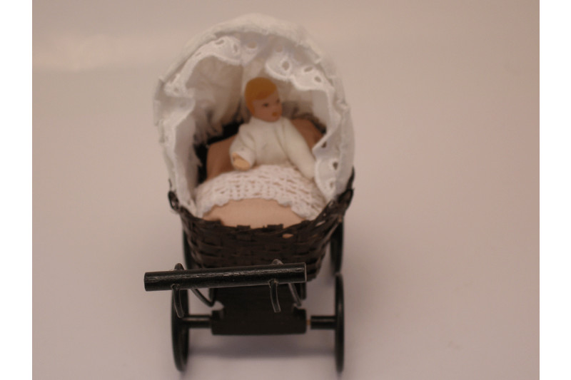 Schwarzes Metall Viktorianisch Kinderwagen Puppenhaus 1:12 Maß Miniatur 